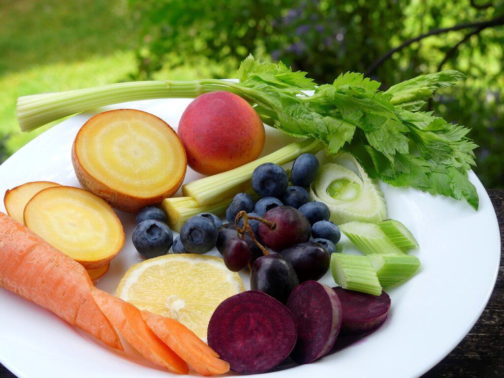 Bord met gezonde voeding zoals groenten, granen en eiwitten, voor holistische gezondheid, balans en vitaliteit.
