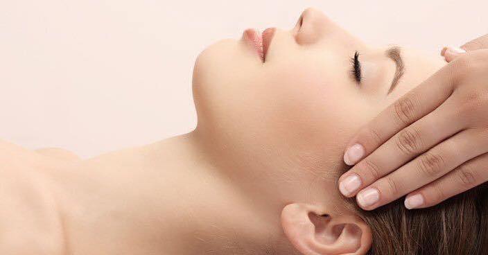 Access Bars behandeling bij ChanSiBelle in Nuenen met zachte aanraking van energiepunten op het hoofd